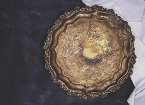 Empty round copper plate empty round copper plate with monograms on a blac... Stockfoto's