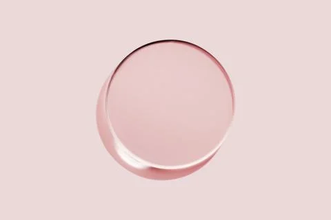 Empty round petri dish or glass slide on pink background. Mockup for cosmetic or Fotos de archivo
