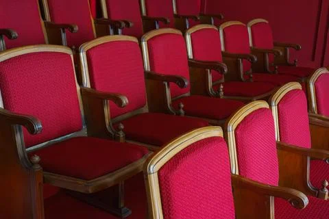 Empty rows of retro red theater or cinema seats with red upholstery. Foto stock