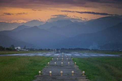 Empty runway at sunset, mountains in the background Stock-Fotos