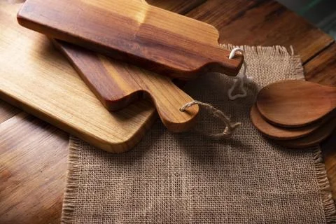 Empty rustic wooden cutting board for kitchen on old wooden table. Foto stock
