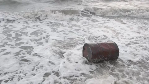 Empty rusty metal barrel in waves of sea surf 스톡 동영상 301420292