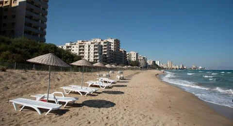 Empty sandy beach and abandoned buildings. Tropical beach resort Foto stock
