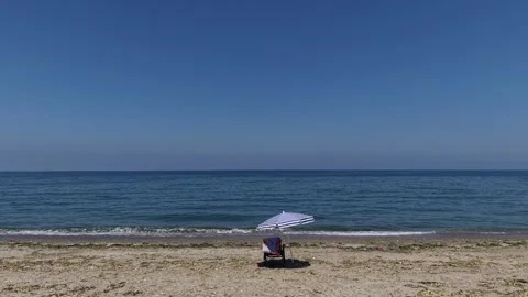 Empty Sandy Beach Facing Ocean Vidéo 341531232