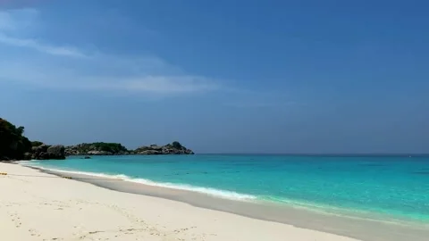 Empty Sandy Beach with White Sand and Amazing Clear Turquoise Sea 스톡 동영상 154211992