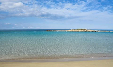 Empty sandy tropical exotic beach with golden sand and remote island. Stock-Fotos