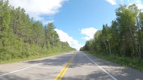 Empty scenic mountain road with lush green forest Vídeo Stock 331290693