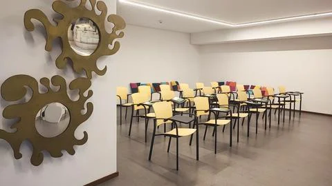 Empty school classroom with test sheet or exam paper on desks, chair. Foto stock