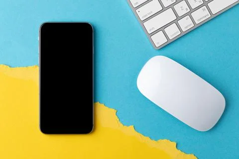 Empty screen mobile phone on the background of the flag of ukraine Stock-Fotos