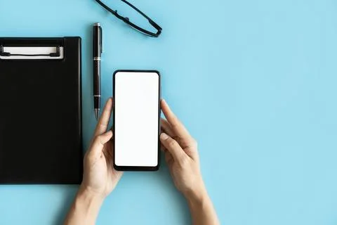 Empty screen Smart phone and file folder on business desk office with copy .. Foto stock