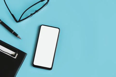 Empty screen Smart phone and file folder on business desk office with copy .. Foto stock
