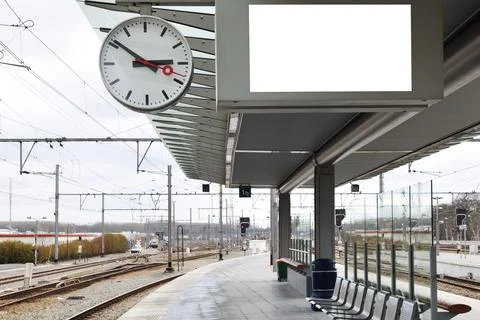 Empty screen at train station platform Foto stock