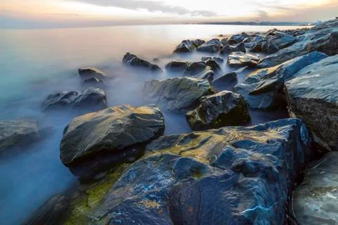 Empty sea and rocks During the sunset with Silky Sea Foto stock