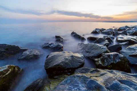 Empty sea and rocks During the sunset with Silky Sea Stock-Fotos