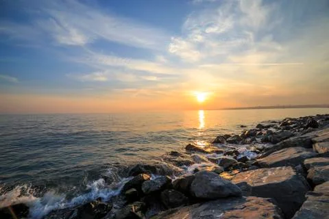 Empty sea and rocks During the sunset with Silky Sea Foto stock