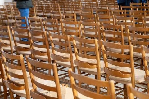 Empty seating arrangement inside hall awaiting visitors or audience. Stock-Fotos