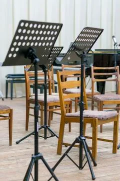 Empty seats and some instruments in music hall awaiting orchestra to come on  Foto stock