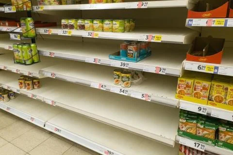 Empty shelves in store, panic of Corona virus Foto stock