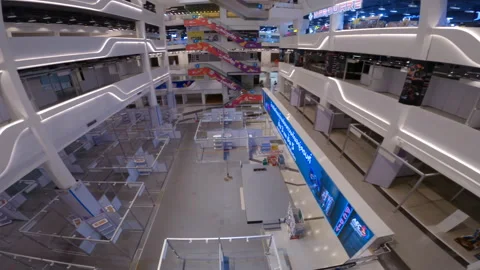 Empty shopping mall in Bangkok during Corona virus. Video stock 188973649