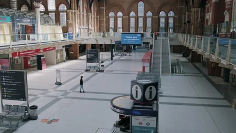 Empty shopping precinct in a London underground station Video stock 130295306