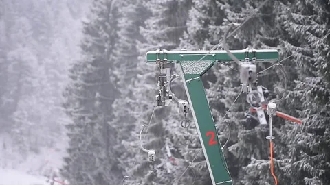 Empty ski lift cable in a ski resort during snowfall 스톡 동영상 71011014