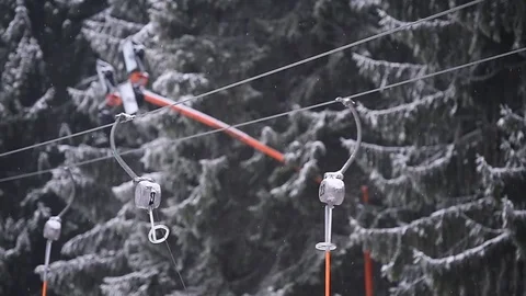 Empty ski lift cable in a ski resort during snowfall Vidéo 71011055