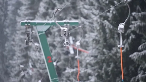 Empty ski lift cable in a ski resort during snowfall Vidéo 71011329