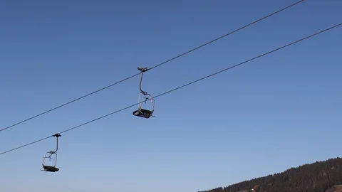 Empty ski lift in front of blue sky during summer. Vidéo 106291798