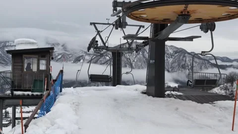 Empty Ski Lift Operating at Hakuba Cortina Resort, Japan Stockbeeldmateriaal 331273251