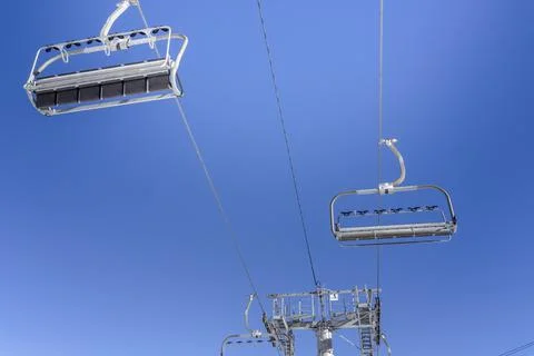 Empty ski slopes and ski lifts in ski resort. During the winter holidays 2021 Foto stock