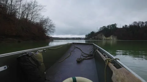 Empty small boat  on the lake. Calm automn cloudy day Video stock 257832459