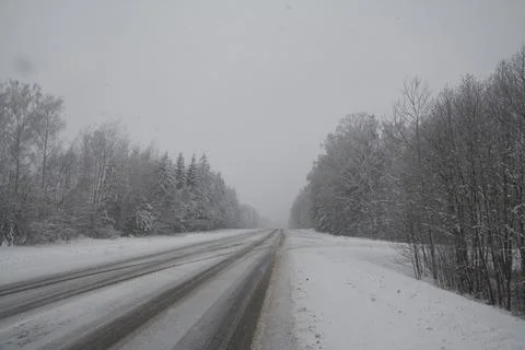 Empty snow-covered highway Stock-Fotos