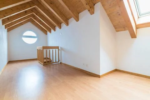 Empty spacious and bright attic in a refurbished apartment with wooden par... Foto stock