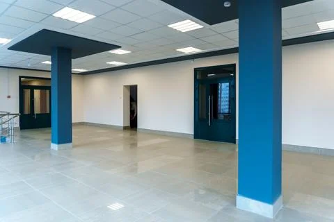 An empty spacious room of a modern office building with large windows. An emp Foto stock