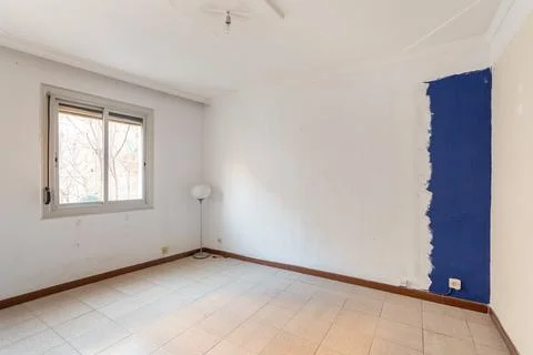 Empty spacious room with window and dirty walls in an old flat before renovation Фото