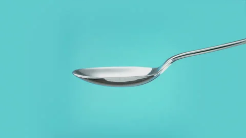 Empty spoon turning to spill out the contents. Cut out on blue screen Vidéo 267212982