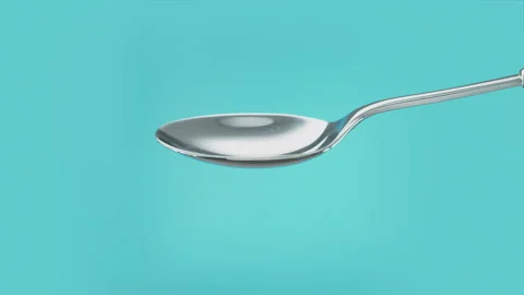 Empty spoon turning to spill out the contents. Cut out on blue screen Vidéo 267214364