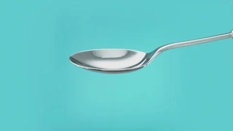Empty spoon turning to spill out the contents. Cut out on blue screen Vidéo 267218685