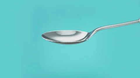Empty spoon turning to spill out the contents. Cut out on blue screen Vidéo 267220782