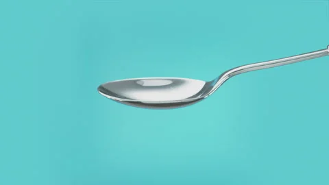Empty spoon turning to spill out the contents. Cut out on blue screen Vidéo 267226061