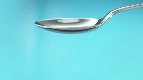 Empty spoon turning to spill out the contents. Cut out on blue screen Vidéo 267236098