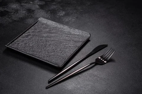 Empty square black plate on dark moody background with copy space Foto stock