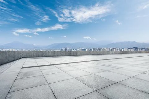 Empty square floor and modern city commercial building with skyline. Fotos de archivo