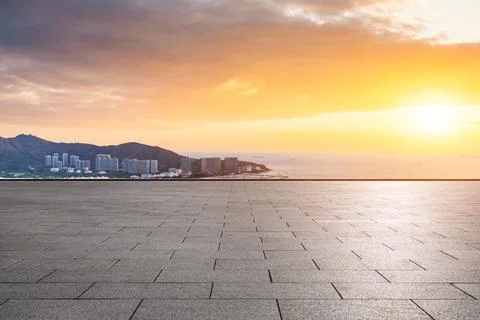 Empty square floor and modern city buildings with skyline by the sea. Fotos de archivo