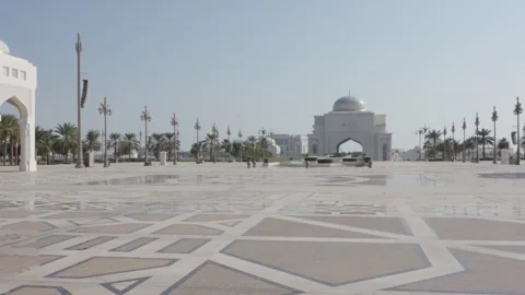The empty square in front of the Abu Dhabi Presidential Palace building Vídeos de archivo 331456815