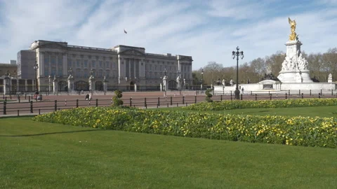 An empty square in front of the Buckingham palace during quarantine. 動画素材 129518611