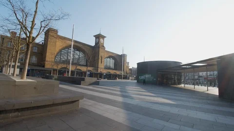 Empty square in front of King's Cross train station 動画素材 127855831