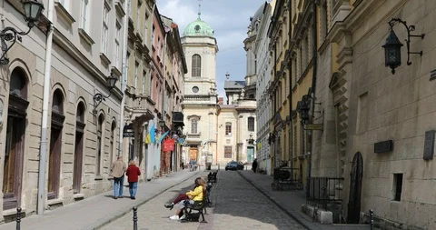 Empty square of Lviv during national quarantine amid coronavirus (covid-19). Video stock 130031000