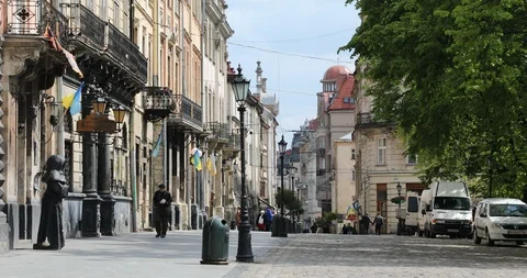 Empty square of Lviv during national quarantine amid coronavirus (covid-19). Video stock 130031042