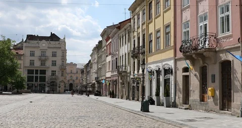 Empty square of Lviv during national quarantine amid coronavirus (covid-19). Video stock 130031203